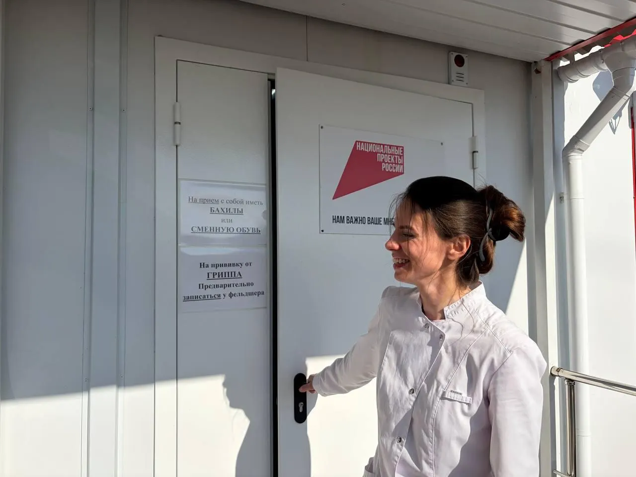 Анна, 30 лет, приняла решение стать медиком и переехала в поселковый ФАП, чтобы помогать людям и найти счастье в новой работе.