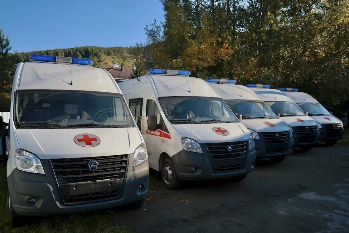 Пять новых автомобилей скорой медицинской помощи поступили в Республику Алтай по поручению премьер-министра Михаила Мишустина.
