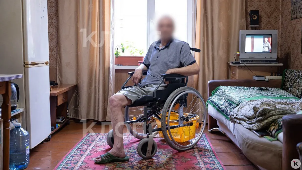 63-летний мужчина перенёс операцию после удара соседа на кухне; осложнения привели к ампутации до бедра; расследование продолжается.