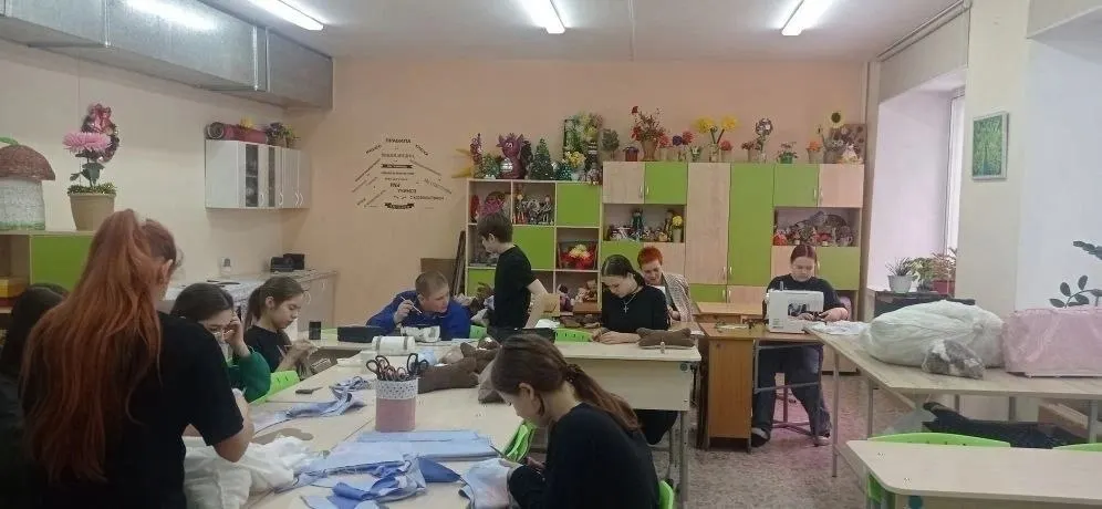 Ученики местной школы участвуют в пошиве подушек для профилактики пролежней у раненых пациентов и передаче изделий медицинским учреждениям.