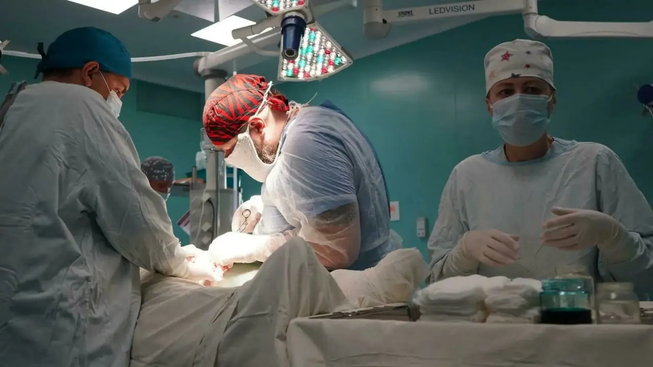 Пациент с детства наблюдался по диагнозу фиброзная дисплазия; врачи обсудили планы протезирования и восстановление после сложной операции.