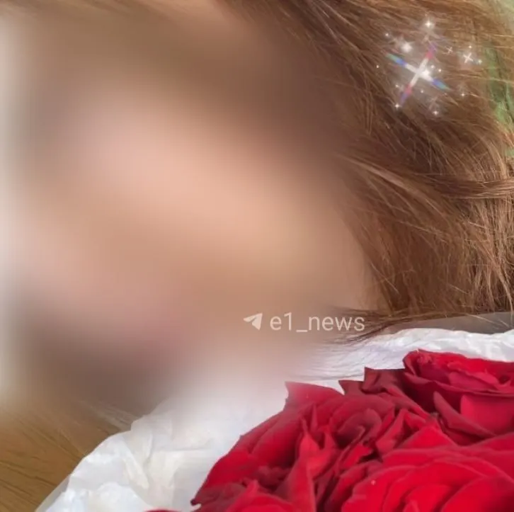 16-летняя девушка пострадала после падения на пути под уходящий трамвай; у неё тяжёлые травмы, обстоятельства инцидента уточняются.
