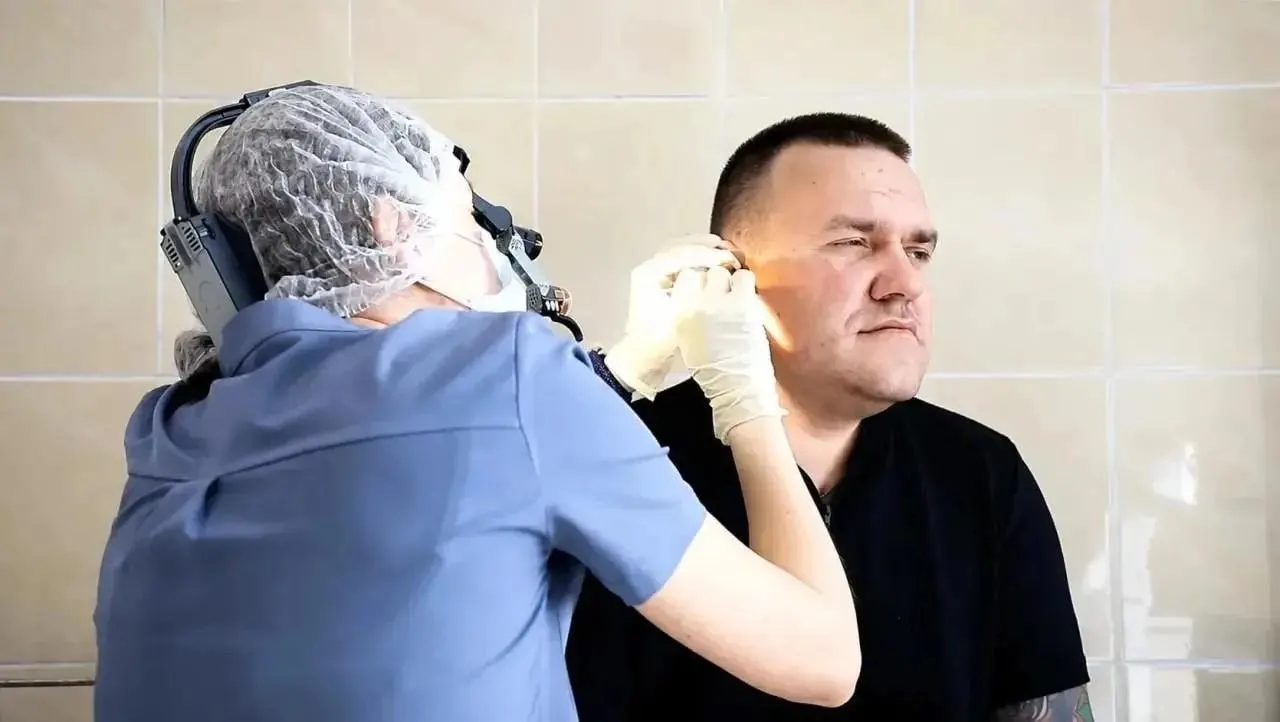 После резкого ухудшения состояния пациента его перевезли в реанимацию и затем в Самару. Ему поставили диагноз менингит и множественные венозные инсульты; проведены две операции и продолжается лечение. Сейчас мужчина ходит и разговаривает, когнитивные функции сохранены.