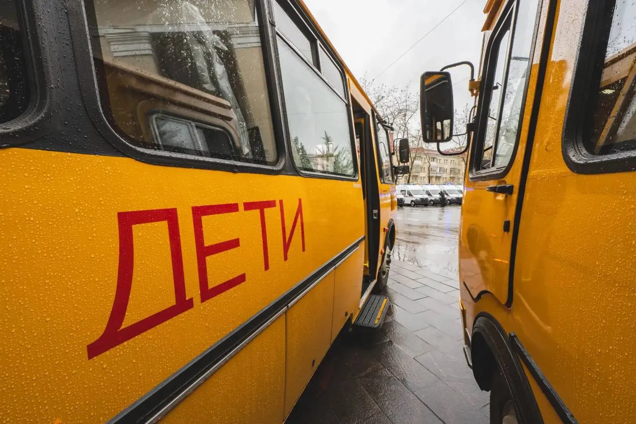 7 школьных автобусов и 9 машин скорой помощи направлены в районы региона; новые «скорые» будут дежурить на подстанциях, автобусы пополнят школьный автопарк в нескольких округах.