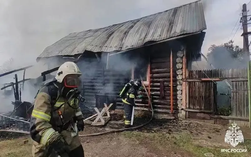Утром 20 сентября загорелся частный дом в поселке; огонь охватил крышу площадью около 20 кв. м. Пострадавшему мужчине оказана медицинская помощь и он госпитализирован.