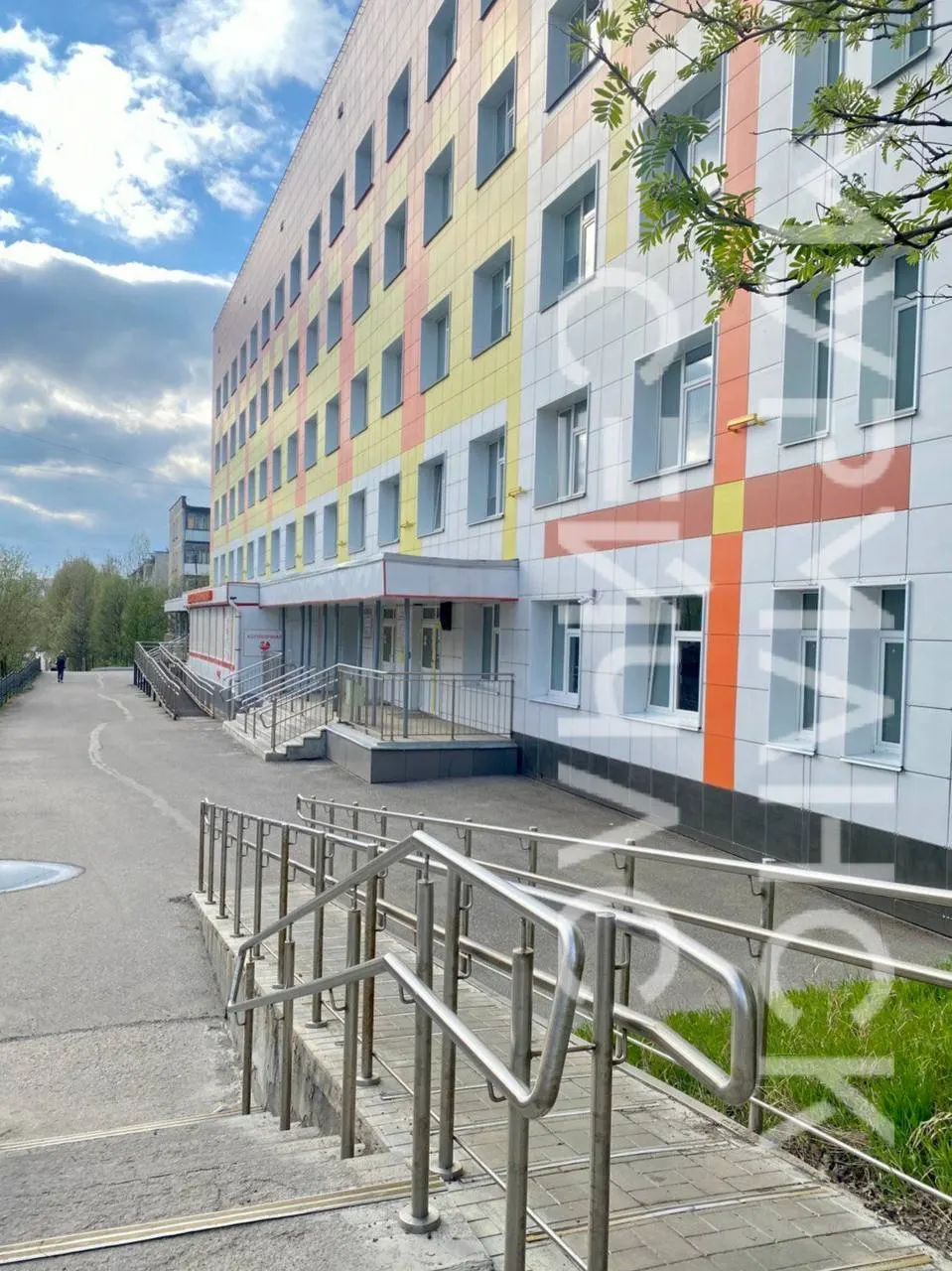 Теперь прием ведётся семь дней в неделю. В будни допущены вечерние смены до 20:00, а для МРТ добавлены вечерние и субботние периоды, что сокращает ожидание обследований.