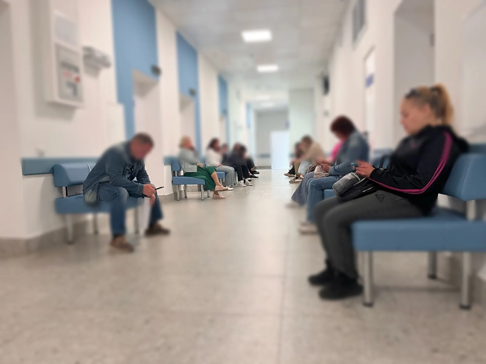 Пациенты поликлиники №7 в Череповце столкнулись с длительным временем ожидания приема в отделении неотложной помощи, что поднимает проблему кадрового обеспечения.