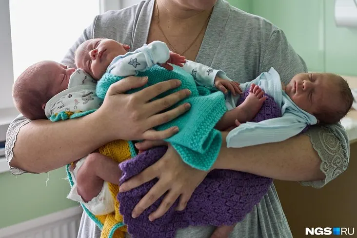Число роддомов в регионе сокращается на фоне снижения рождаемости, женщины вынуждены ехать за десятки километров ради родов.