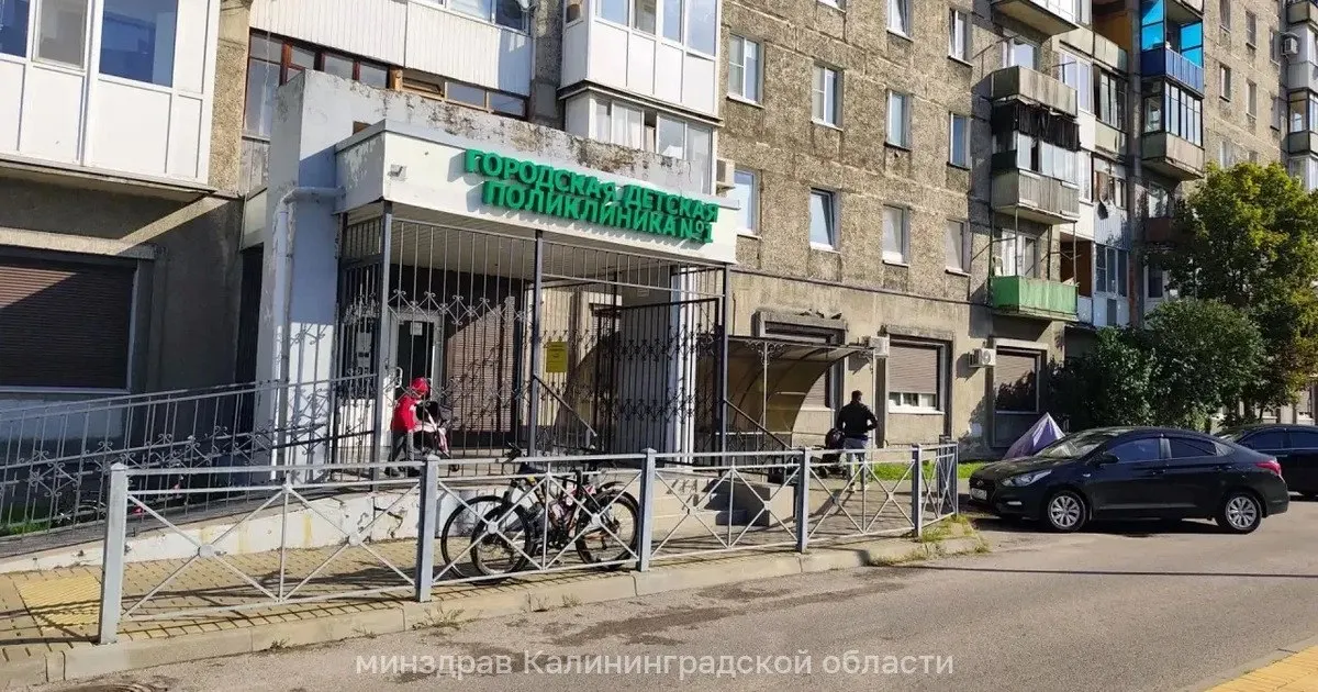 Детская поликлиника на Трибуца работала с задержкой на шесть минут из‑за ажиотажа перед первым профилактическим осмотром в начале учебного года.