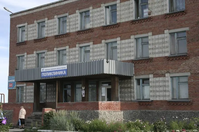 Прокуратура выявила занижение зарплат 193 работников Каргатской ЦРБ за два месяца; решение суда вернуло долг примерно в 799 тысяч рублей.
