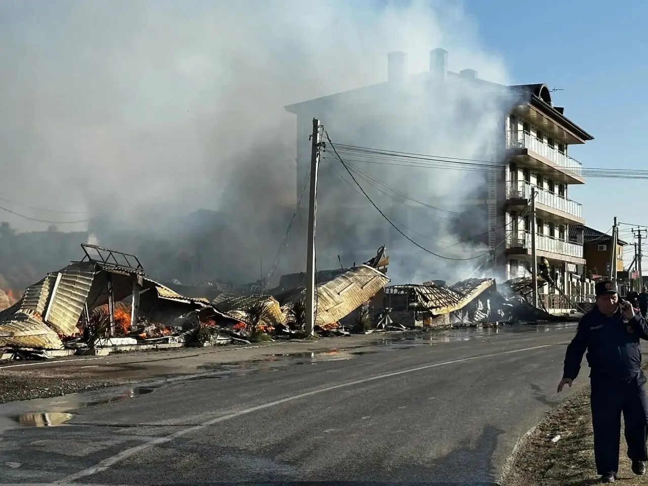 В Анапе произошёл пожар в двухэтажном жилом доме после аварии на дороге. Пострадали жильцы, водителя задержали, площадь возгорания составляет примерно 1500 квадратных метров.