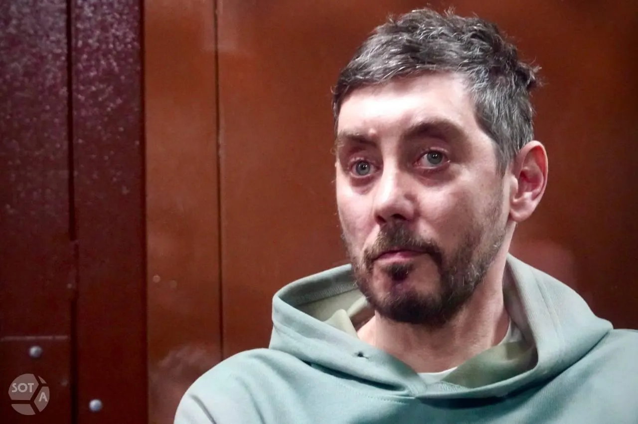 По словам родственников, во время задержания у него сломана рука, затем развился энцефалит; требуется операция, но она откладывается из-за судебных заседаний и ограничений в учреждении.
