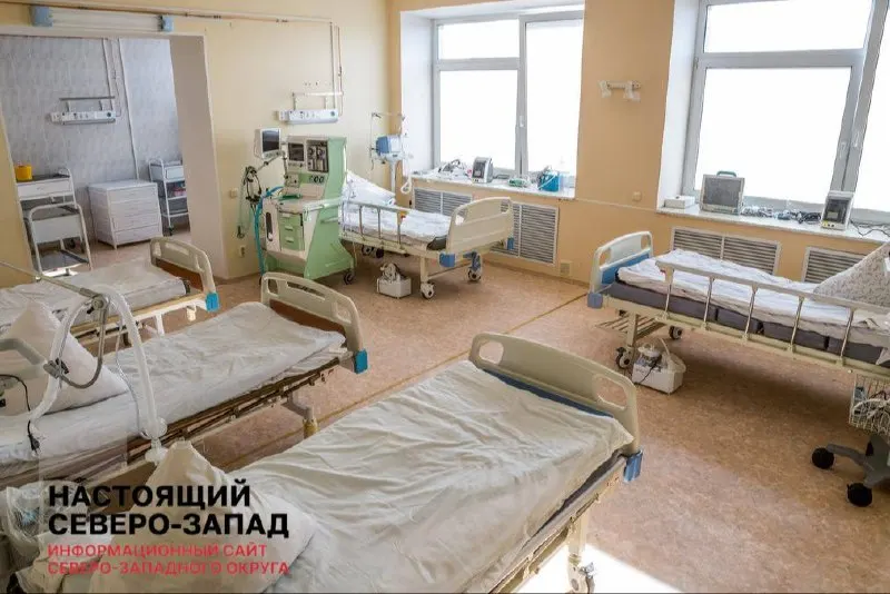 Поставщики питания больниц вынуждены брать кредиты из-за задержек оплаты, что ухудшает снабжение и работу медучреждений.