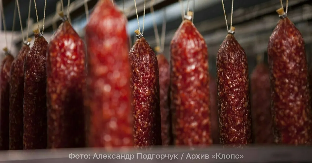 Проверка выявила нарушения в хранении и реализации мясной продукции. После вмешательства прокуратуры деятельность предприятия приостановлена, товары из магазинов изъяты и уничтожены.