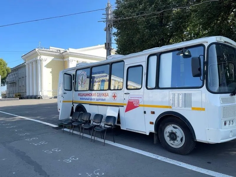 Прививку можно получить в поликлинике по месту жительства или в мобильном пункте вакцинации по указанным адресам.