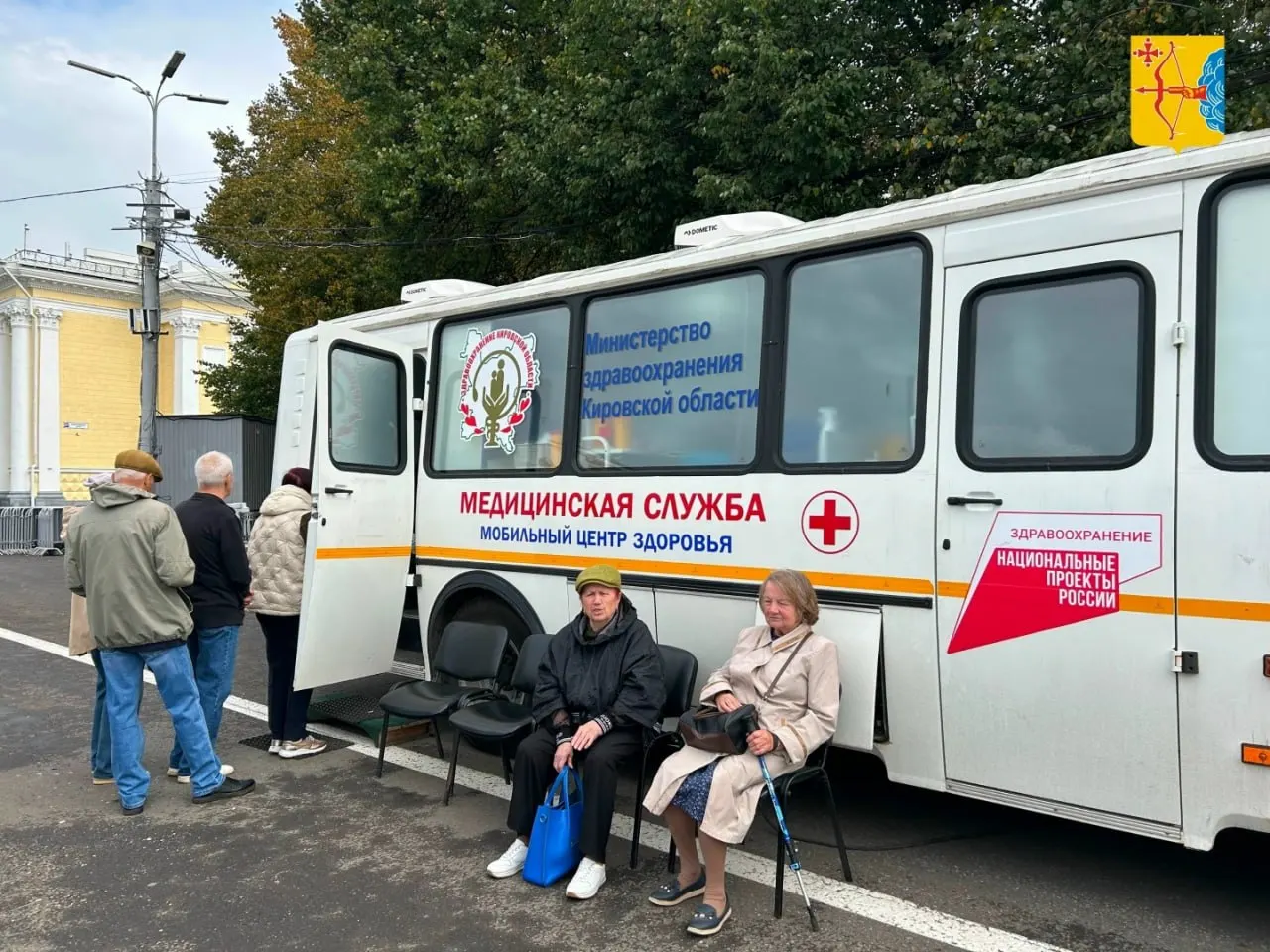 На Театральной площади открылся передвижной пункт вакцинации против гриппа. График работы: будни с 9:00 до 17:00, выходные с 8:00 до 13:00.