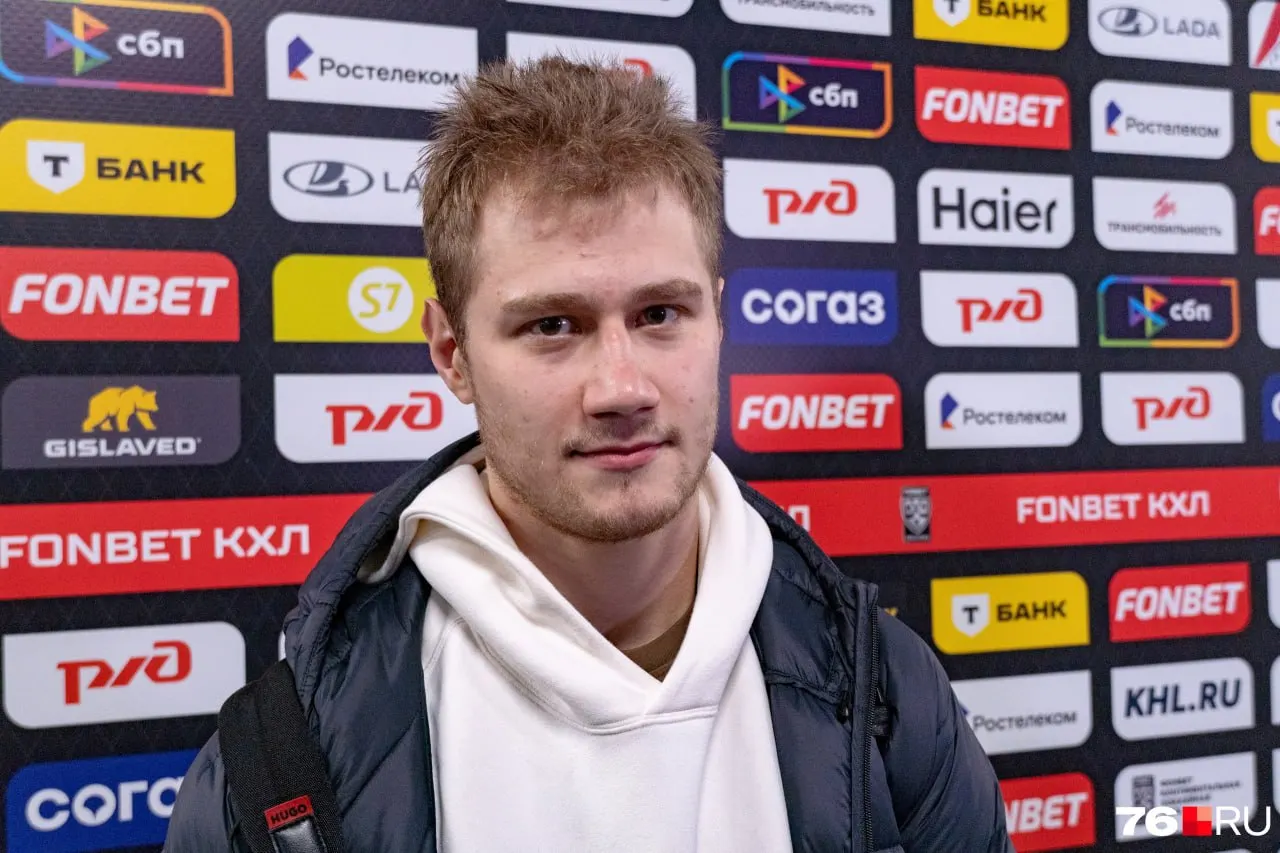 После инцидента на льду игроку оказана помощь; тренер не смог точно прокомментировать текущее состояние.