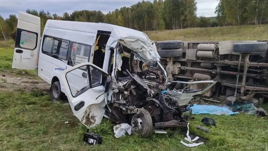 11 человек госпитализированы после ДТП в Новосибирской области; один пострадавший — в крайне тяжелом состоянии, погиб водитель рейсового автобуса.