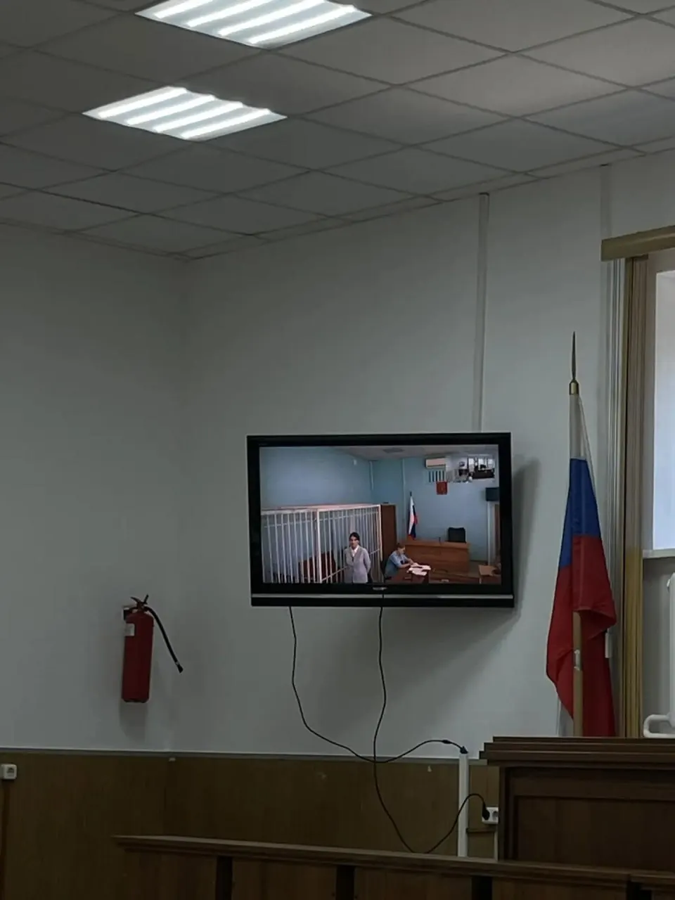 В ходе медосмотра выявлено истощение ребенка и следы травм; дело передано в органы опеки, семья взята на учет как неблагополучная.