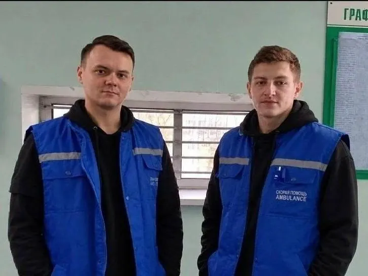 Скорая помощь быстро отреагировала на вызов и помогла пожилой женщине; благодарность медицинскому персоналу подчеркивает важность качественной медицинской помощи.
