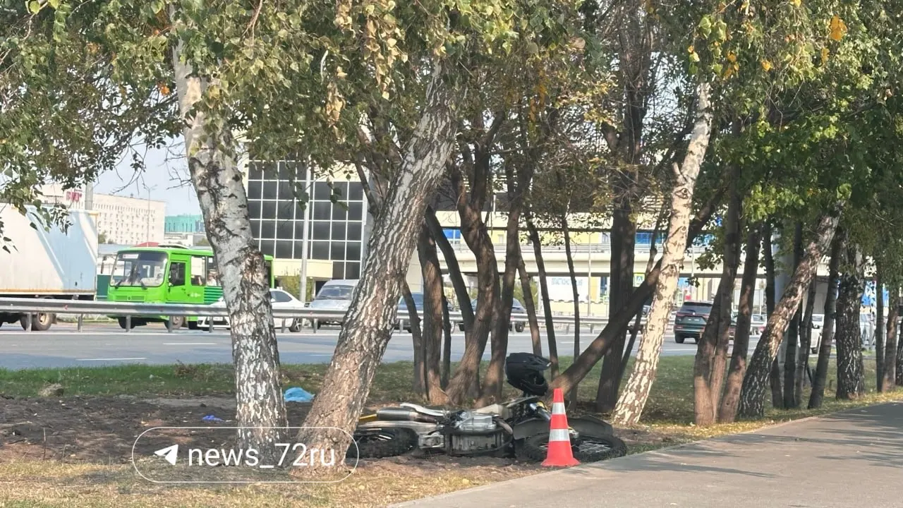 На улице Пермякова произошло столкновение между автомобилем Skoda и мотоциклом. Мотоциклист получил травмы и был доставлен в больницу.