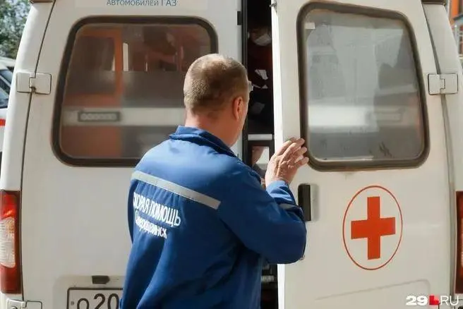25-летний мужчина предстанет перед судом в Сочи по обвинению в попытке убийства своей ревнивой сожительницы; пострадавшая получила медицинскую помощь и выжила.