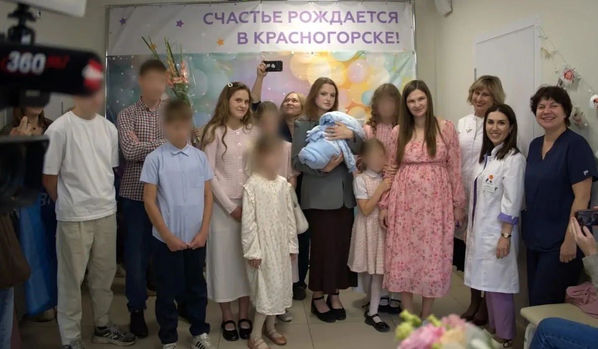 Сын весом 4 кг 540 г и ростом 56 см родился в роддоме Красногорска. Теперь в семье — 12 дочерей и 5 сыновей, старшей дочери 22 года.