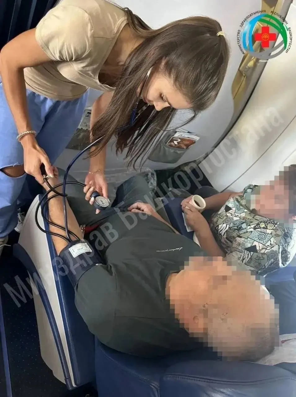 Пассажиру на борту оказали неотложную медицинскую помощь: давление упало до критических 77/40 мм рт. ст., состояние стабилизировали и передали медикам по прибытии в аэропорт Сочи.