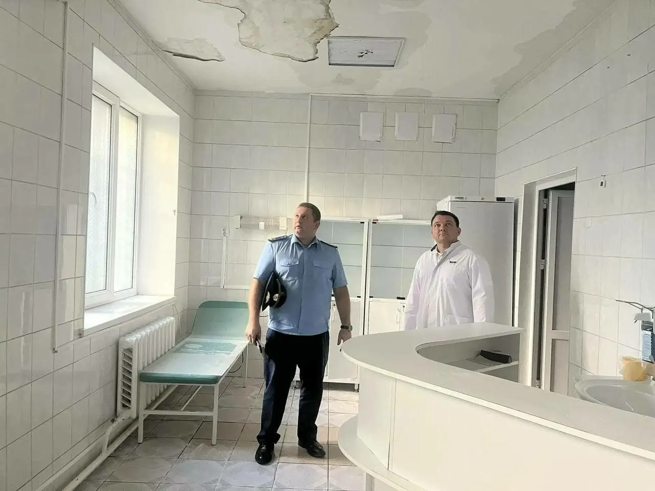 Прокуратура выехала на место и взяла под контроль ремонт в поликлинике №4, выявлены нарушения и задержки графика.