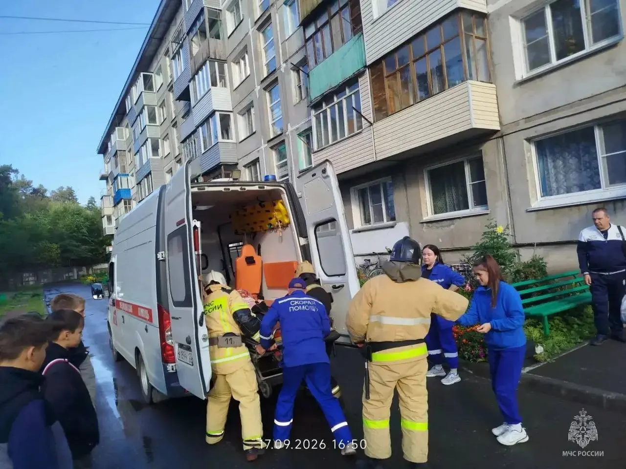 Пожилую пенсионерку эвакуировали к машине скорой помощи: спасатели вывели её по лестнице и передали медикам.