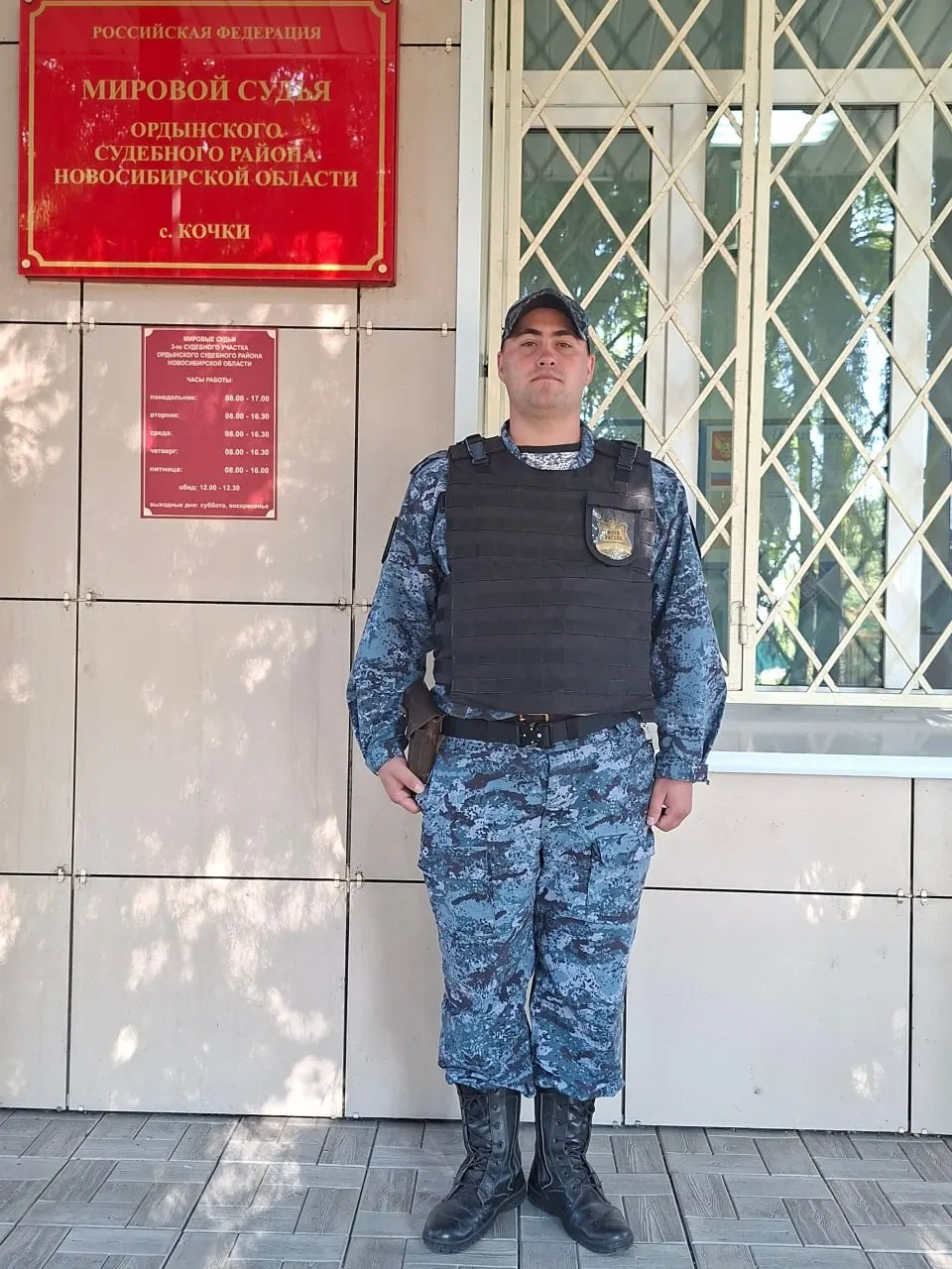 Судебный пристав Артем Дубровин заметил внезапное ухудшение состояния пожилой женщины, оказал первую помощь, её состояние стабилизировалось.