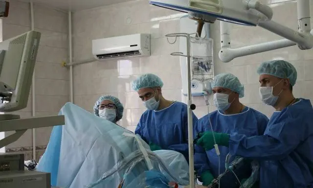 Специалист из Краснодара запатентовал подход, который снижает вероятность послеоперационных осложнений у пациентов с рецидивирующим и запущенным раком прямой кишки.