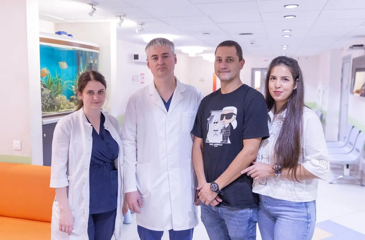 35-летний пациент из Северной Македонии преодолел более 6000 км ради кардиохирургического лечения в клинике Мешалкина, отказавшись от механического клапана. Операцию Росса выполнили успешно, спустя две недели пациент выписан и планирует вернуться к работе.