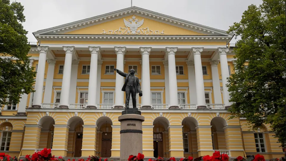 Город планирует перераспределить расходы: снизить финансирование образования, капитального ремонта и ЖКХ и увеличить выплаты участникам войны и их семьям; дефицит бюджета может снизиться.