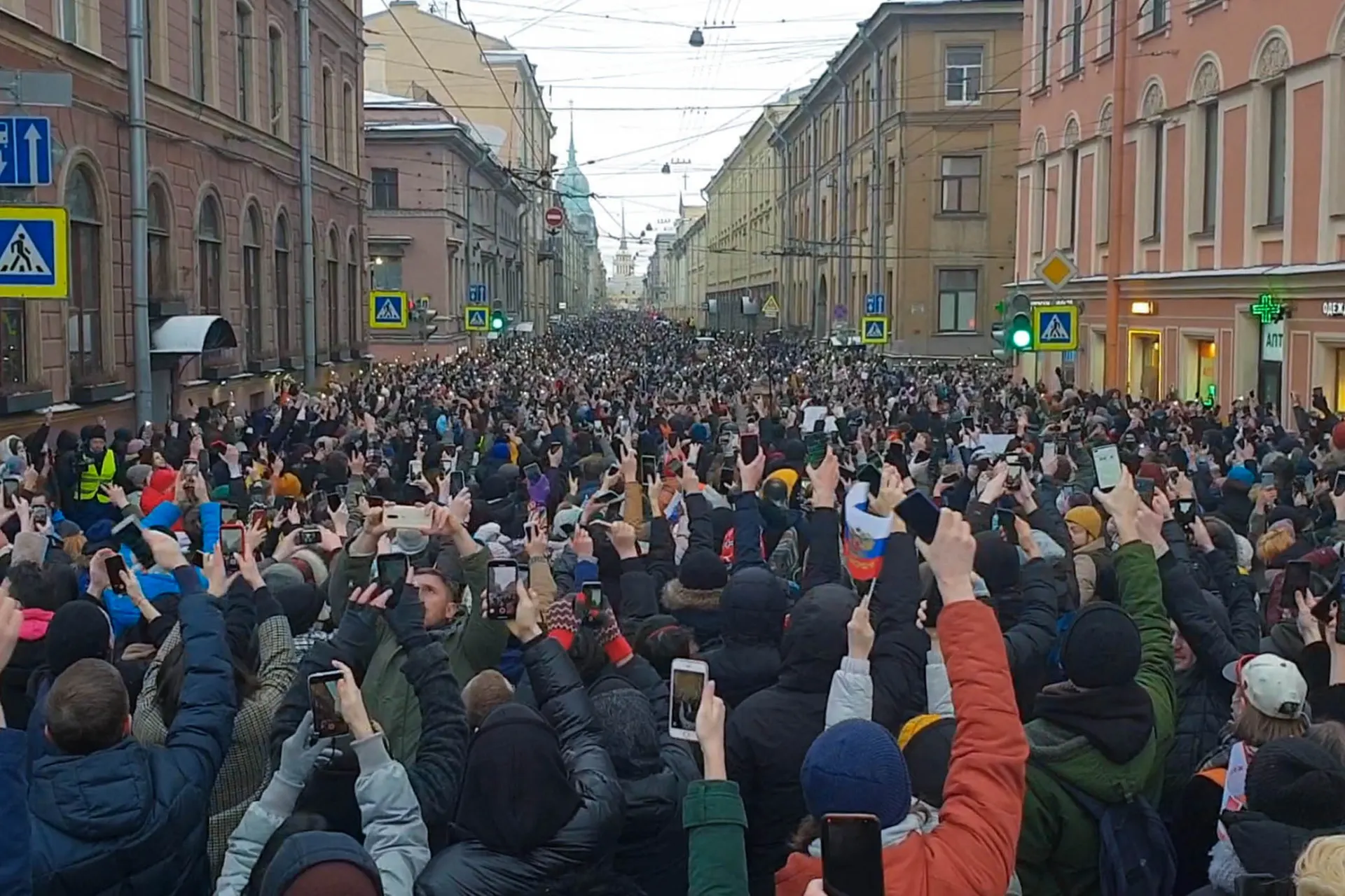 Постановление о мерах противодействия инфекции перестанет действовать 1 октября; в столице действуют аналогичные ограничения и запреты на публичные акции.