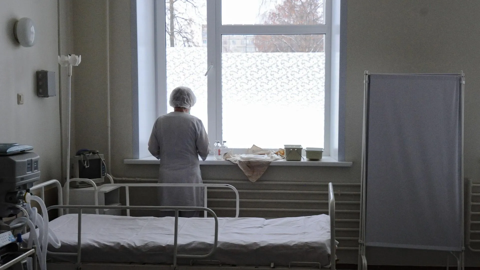 Сообщается о смерти женщины, ранее работавшей в противочумном институте; власти классифицируют заболевание как особо опасное и вводят карантин в регионе.