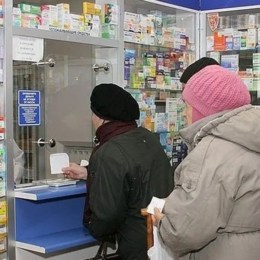 Женщина жалуется на проблемы с выдачей бесплатных препаратов и сложности дозвониться до льготной аптеки. В ответ власти отмечают технические проблемы, после которых ситуация частично нормализовалась.