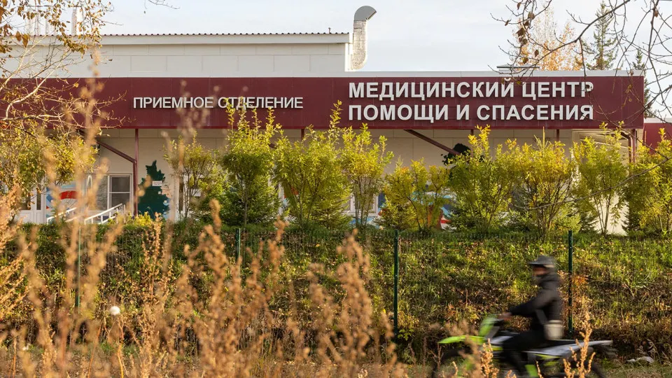 Контактные лица сотрудницы иркутского противочумного института взяты под медицинский надзор; причина смерти пока неясна.