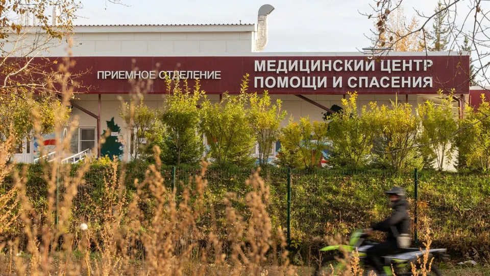 Расследование после смерти сотрудницы противочумного института в Иркутской области: Роспотребнадзор сообщил об отсутствии обнаруженных опасных патогенов, более 90% контактных лиц прошли медицинское наблюдение; вопросы к диагнозу остаются, а ВОЗ запрашивала дополнительные сведения.