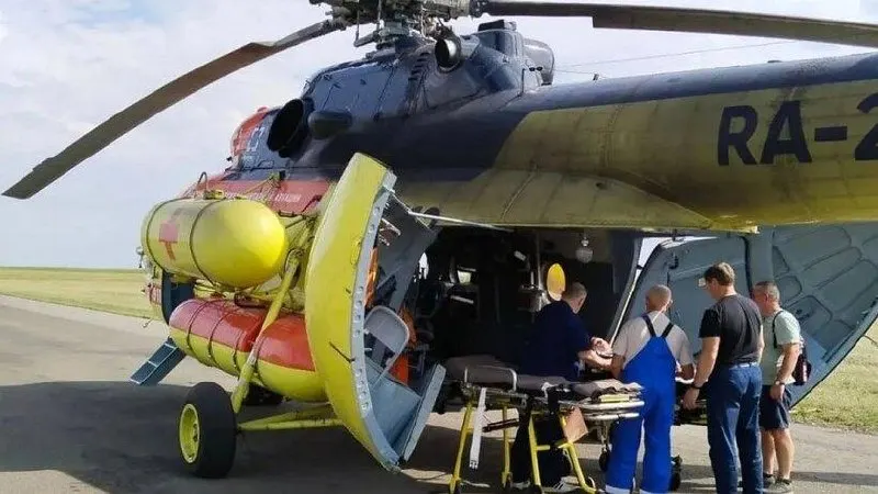 Шестимесячный мальчик получил медицинскую помощь после падения с дивана; врачи диагностировали черепно-мозговую травму и ушиб мозга.