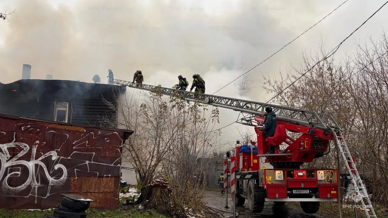 Пожар в деревянном жилом доме на улице Рузского привёл к гибели одного человека и госпитализации несовершеннолетнего; на место прибыли экстренные службы.