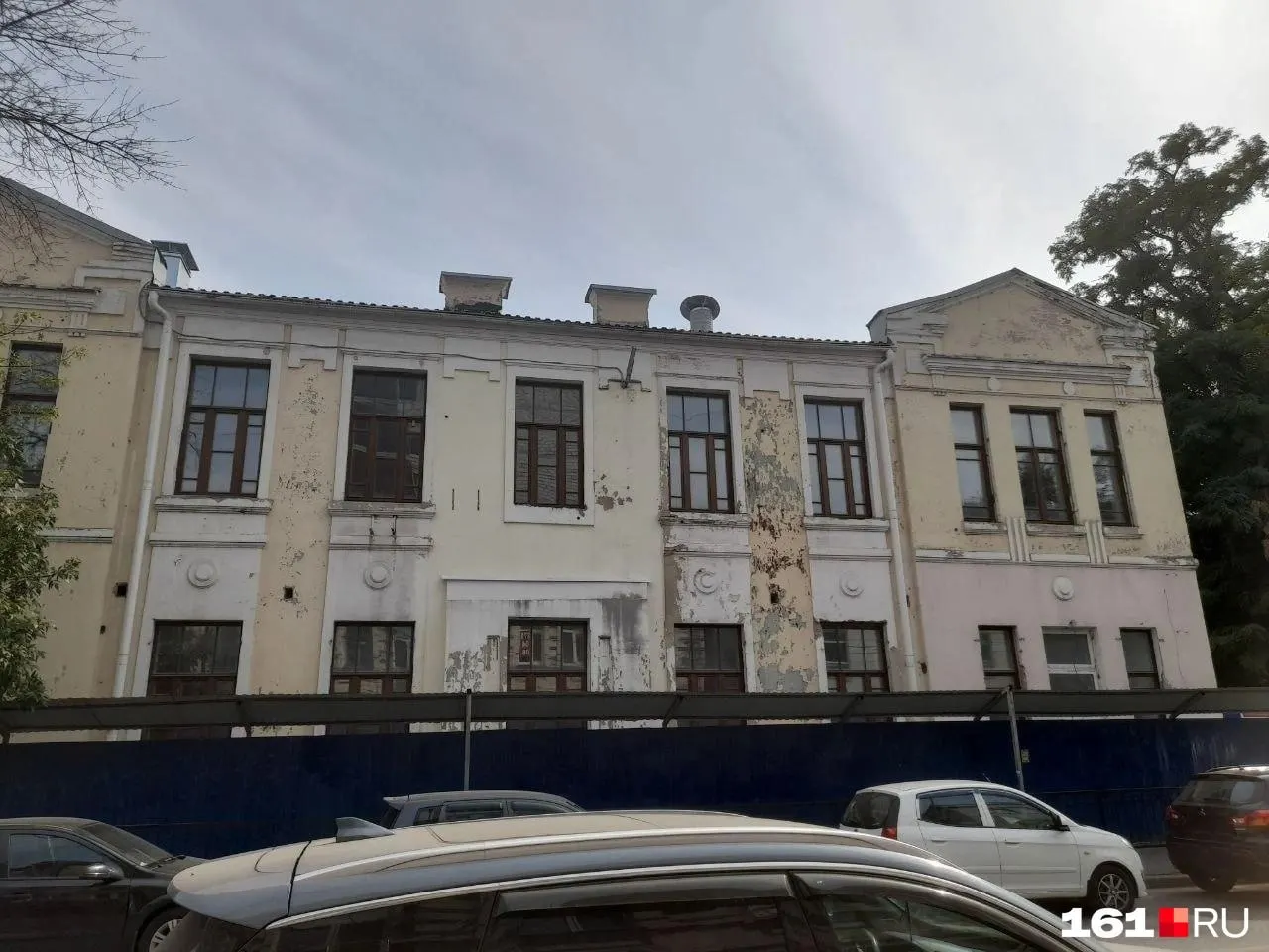 Сроки ремонта перенесены на конец следующего года из-за переноса финансирования. Здание остаётся огороженным, на фасадах есть трещины, больница продолжает работать.