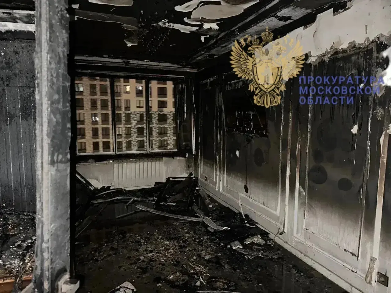16-летняя девушка погибла во время пожара; по делу о смерти по неосторожности возбуждено уголовное дело. Жители требуют обеспечить доступ пожарной техники к домам.