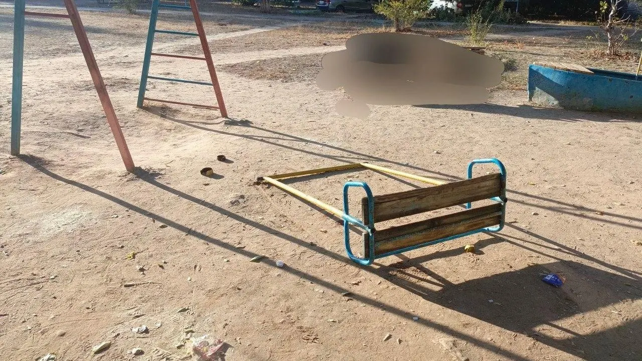 Две девочки получили травмы после внезапной поломки качелей во дворе дома. Пострадавшие доставлены в городскую больницу; проводится проверка причин инцидента.