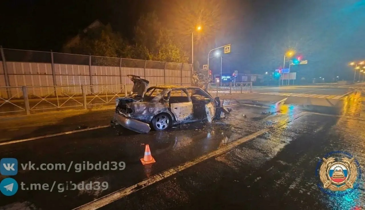 Под Зеленоградском произошло столкновение между легковым автомобилем и автобусом; водитель легковушки госпитализирован, пассажирка автобуса получила травмы. Причины аварии устанавливаются.