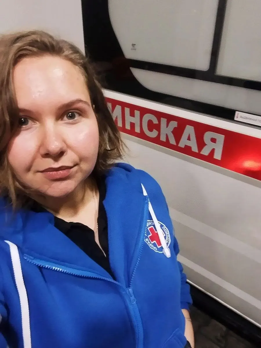 Фельдшер скорой помощи рассказала, как справляться с паникой близких и поддерживать баланс между службой и личной жизнью.