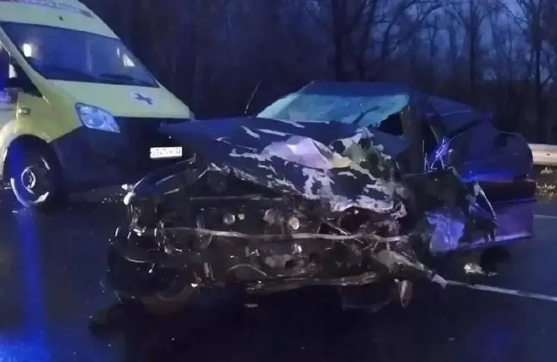 На трассе Бийск — Белокуриха произошло лобовое столкновение двух автомобилей. Пострадавшие — две женщины-пассажирки, их доставили в больницу.