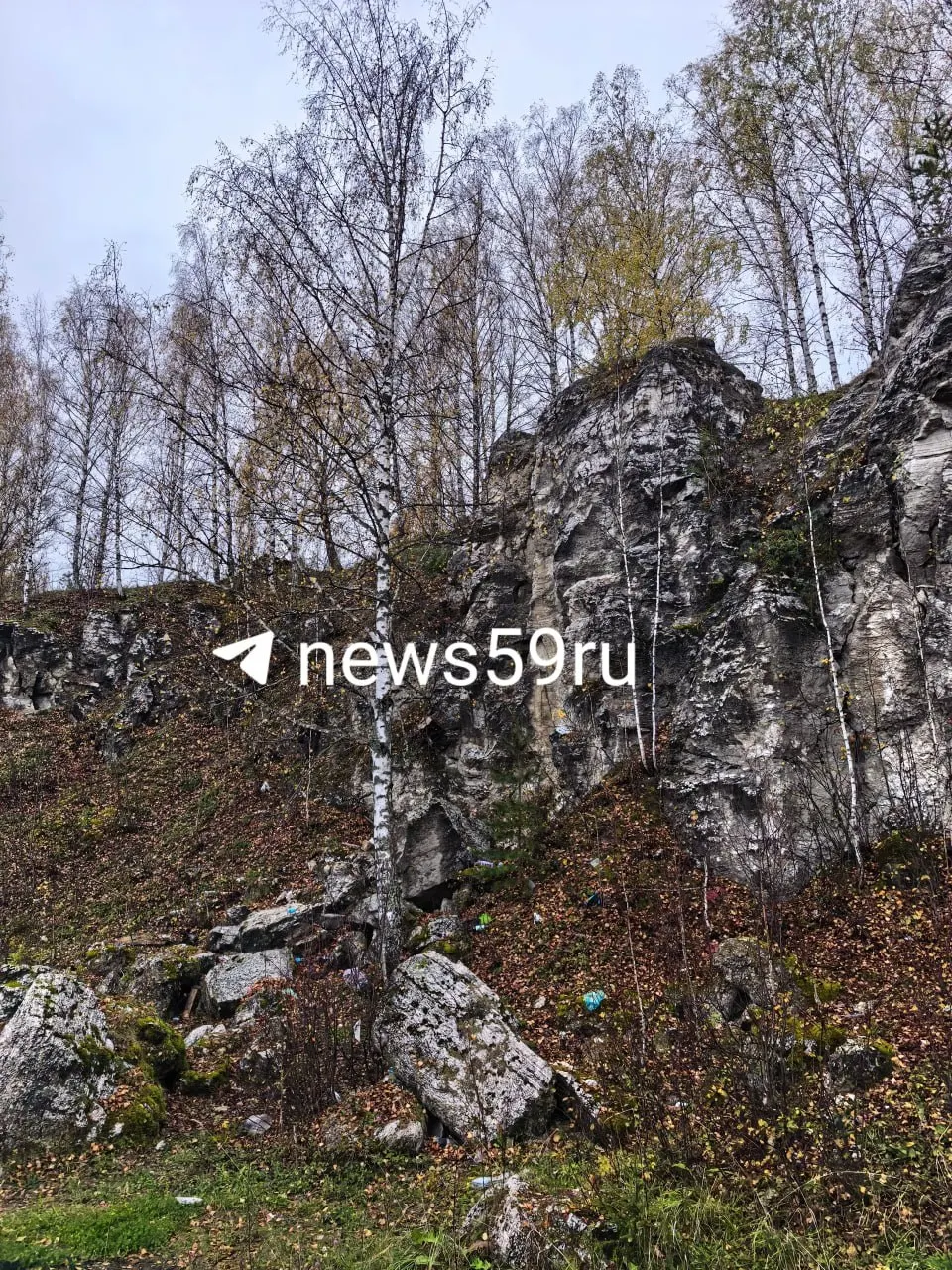 13-летний школьник получил тяжелые травмы после падения с обрыва в микрорайоне Нагорный; он сам позвонил спасателям, его эвакуировали в Пермь.