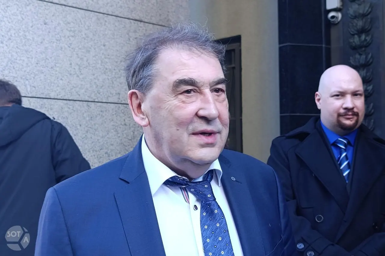 Сообщается, что госпитализация произошла в центре Москвы; состояние пациента оценивается как стабильное. Нечаев возглавлял ведомство в начале 1990-х и позже основал политическую партию.