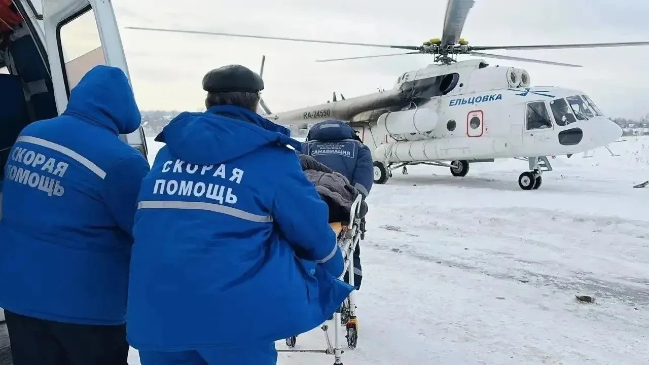 Два пациента с инсультом вернули на родину: их состояние стабилизировали во время пребывания за границей, сейчас они получают лечение. За год санитарная авиация региона выполнила более 150 вылетов и оказала помощь 244 пациентам, включая 42 детей. Ежегодно на службу выделяют свыше 190 млн рублей; в бригадах работают анестезиологи-реаниматологи, акушеры-гинекологи, неонатологи и другие специалисты.